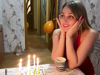 Zenci adam sarışın kızı beceriyor uvey oglunun koca sikini gorunce veriyor sex resmi